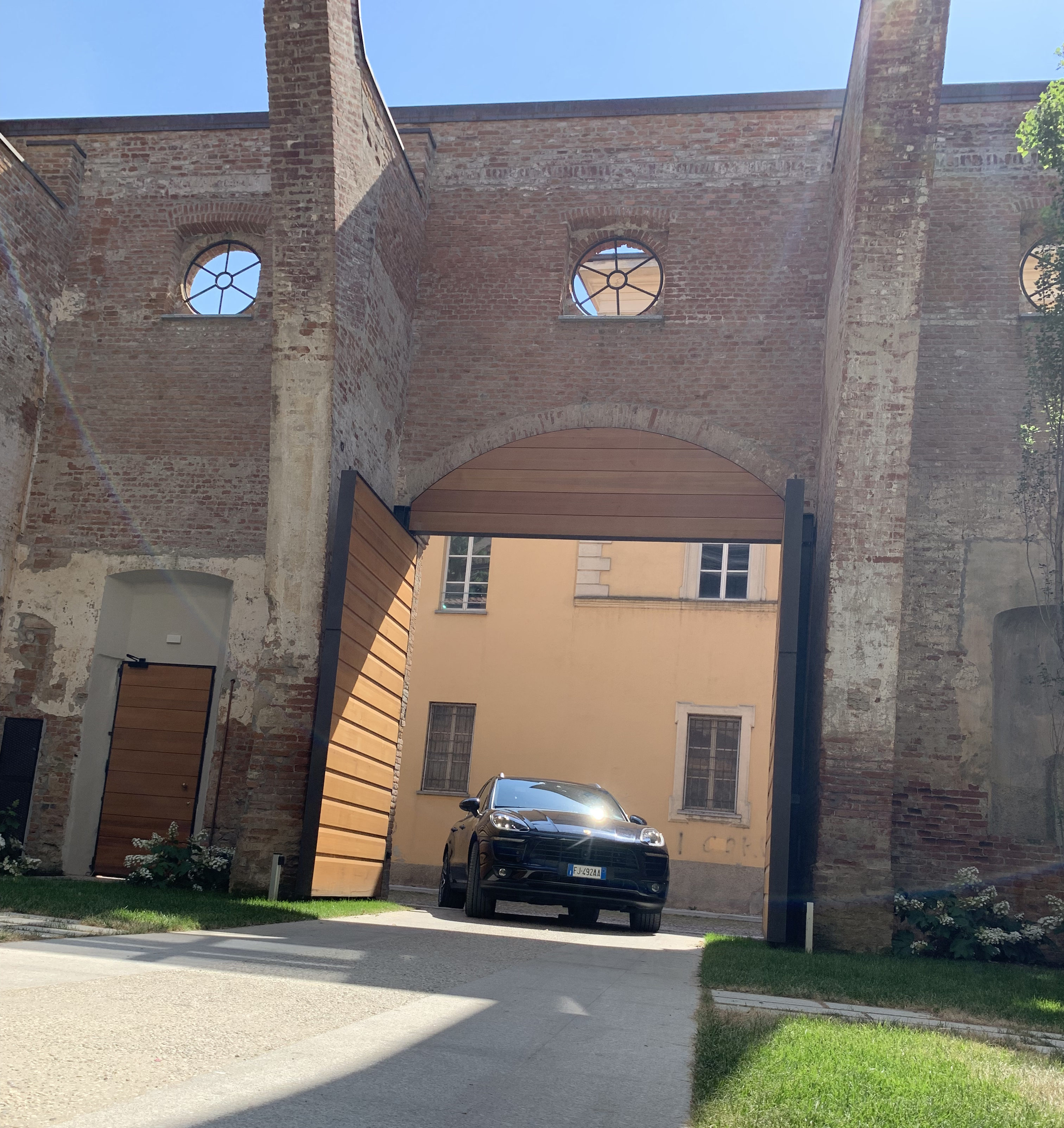 Ascensore auto Green Park Lift P1 installato alle Residenze La Cavallerizza di Cremona
